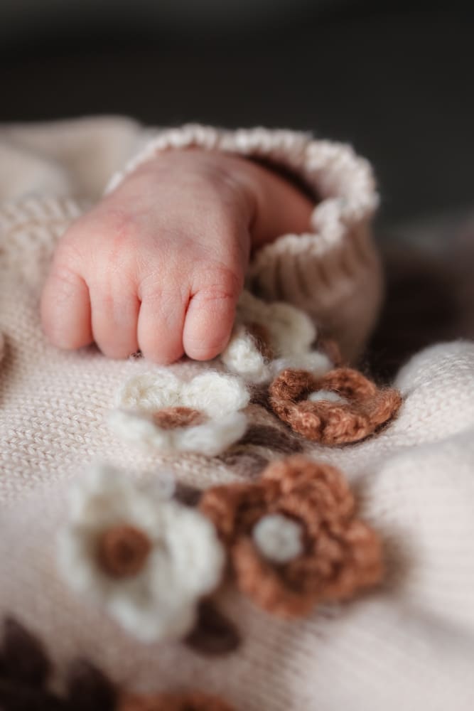 detail shot of newborn hands during in-home lifestyle newborn session by knoxville newborn and maternity photographer Kelsey Wood Portraits.