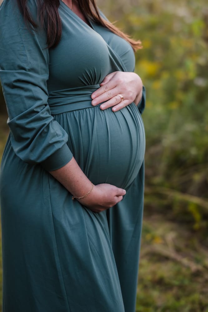 detail shot of baby bump during knoxville maternity photo shoot at seven isalnds park in kodak