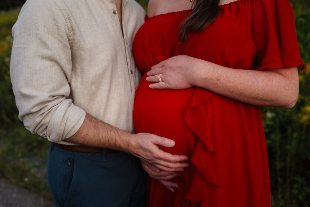 detail bump photograph during knoxville maternity photo shoot at seven isalnds park in kodak