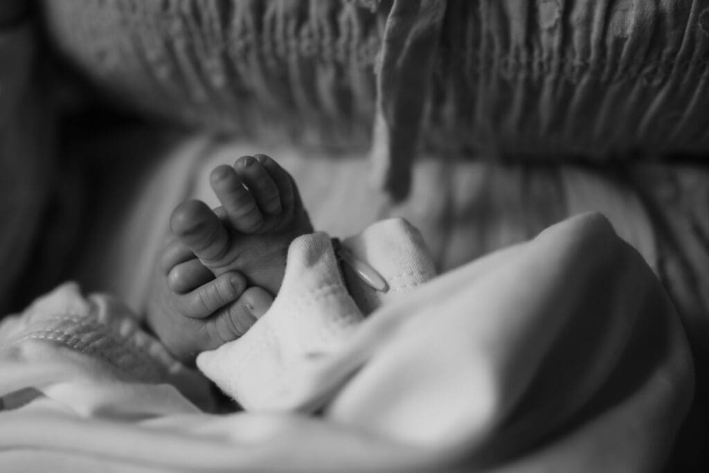 baby toes during in-home lifestyle newborn photography session in knoxville tn