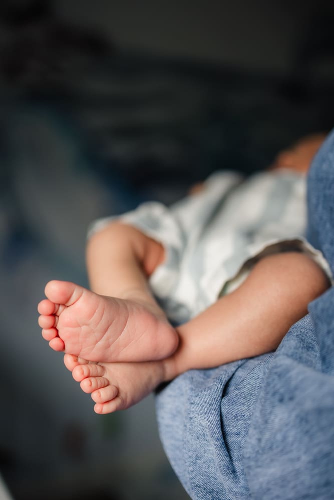baby feet during knoxville in-home lifestyle newborn photography session