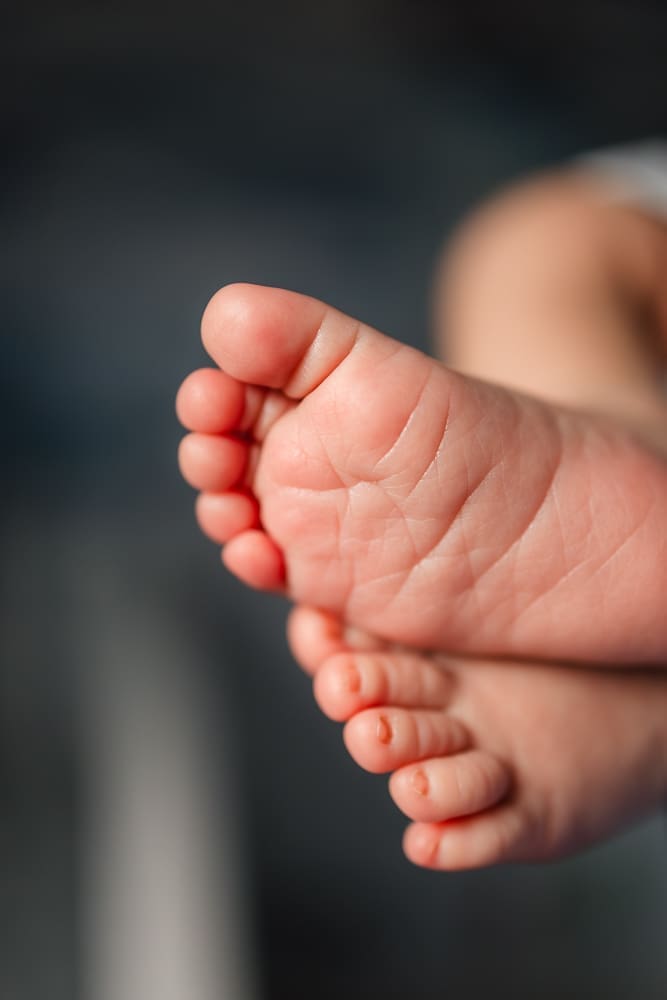 detail of baby toes during knoxville in-home lifestyle newborn photography session