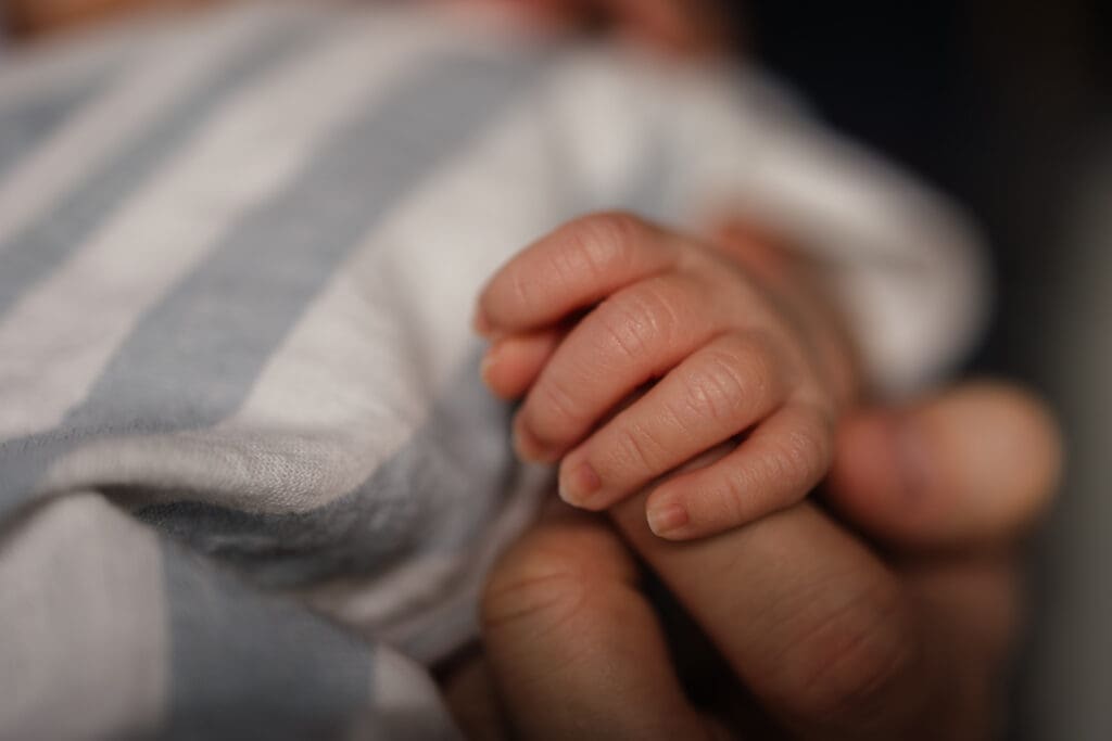 baby fingers and hand during knoxville in-home lifestyle newborn photography session