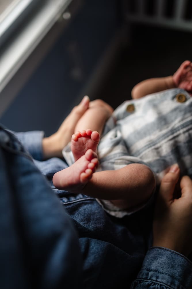 baby toes during knoxville in-home lifestyle newborn photography session